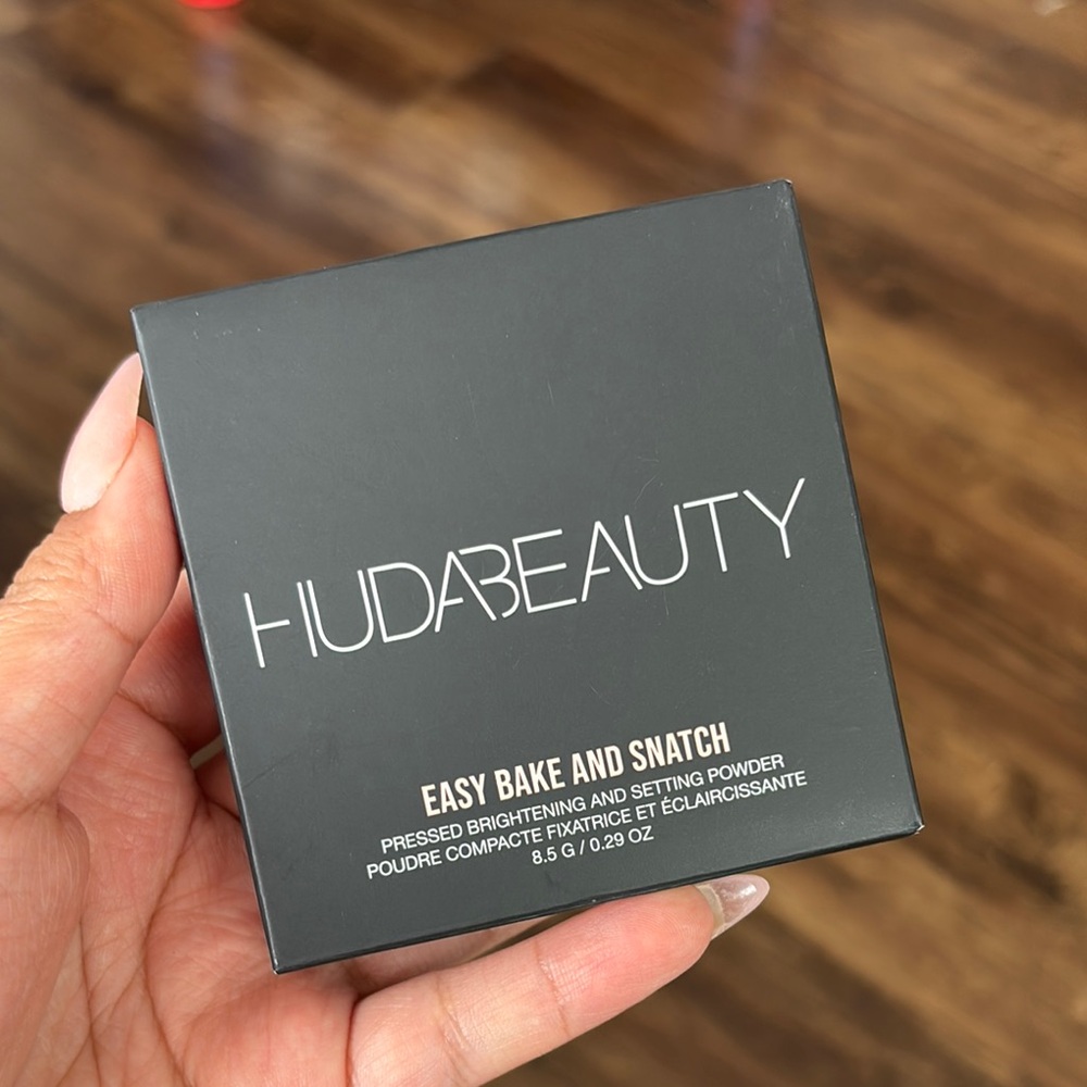 Huda Beauty Easy Bake and Snatch Setting Powder - Black